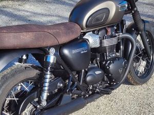 BONNEVILLE T100 FULL BLACK
