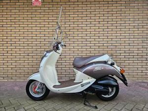 UNIEK! SYM MIO 50 4 TAKT BROMSCOOTER (45KM) SLECHTS 107 KM! — SCOOTERS | SYM — MARKTPLAATS