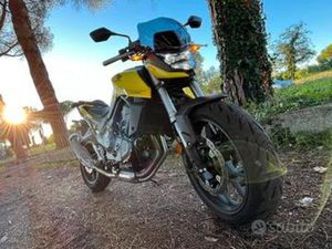 HONDA CB750 HORNET GIALLA 1590KM OTT/23 ROMA NUOVA