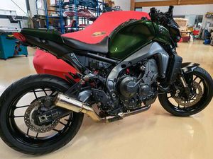 YAMAHA MT09 IN SONDERLACKIERUNG 2023 MEGA OPTIK