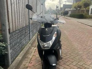 PEUGEOT KISBEE BLACK EDITION 25KM EURO4 INJECTIE — SCOOTERS | PEUGEOT — MARKTPLAATS