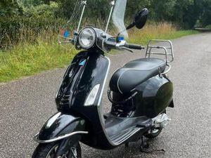 VESPA PRIMAVERA - 2015 ZWART - 4 TAKT - 30106KM — SCOOTERS | VESPA — MARKTPLAATS