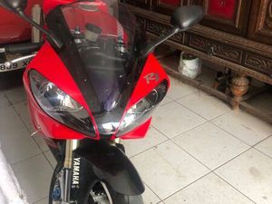 YAMAHA R1