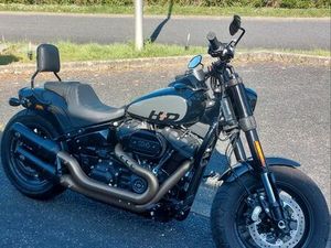 HARLEY DAVIDSON SOFTAIL FAT BOB■2100 KM■ANNÉE 2023■OPTIONS■ SISSY BAR■STAGE 1 ■SILENCIEUX S&S ■PLAQUE DÉPORTÉE