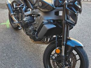 NÉGOCIABLE YAMAHA MT-09 2025 A2 – 5 900 KM – PREMIÈRE MAIN – ENTRETIEN OK – LIGNE AKRAPOVIC