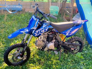 YCF PILOT 150 E (2024) - DÉMARREUR ÉLECTRIQUE - SEULEMENT 20H DE ROULAGE - COMME NEUF