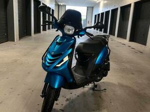 PIAGGIO ZIP 50CC 2021 FULL OPTION- 3XXXKM — SCOOTERS | PIAGGIO — MARKTPLAATS