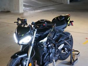 TRIUMPH STREET TRIPLE 765 RS 2025 4600 KMS