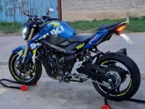 SUZUKI GSR 750