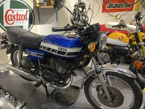 1976 YAMAHA RD250 RARE CLASSIC FIRST OF THE SQUARE SHAPE TANK, REAR DRUM BRAKE.