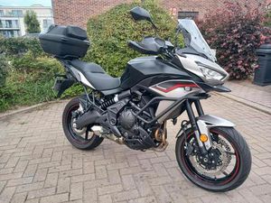 ② KAWASAKI VERSYS 650 2022 (SEULEMENT 5500 KM)