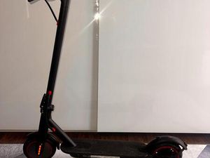 E ROLLER NEU . FÄHRT 25KM / H