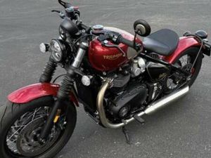 ONLY 200 MI. TRIUMPH BONNEVILLE BOBBER GOLD LINE, LIKE NEW!