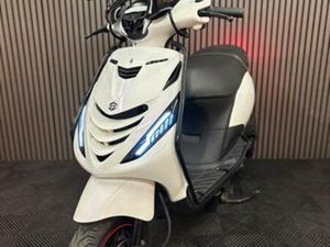 PIAGGIO ZIP 4T 3V BROM 2021 FULL OPTION PARELMOER WIT — SCOOTERS | PIAGGIO — MARKTPLAATS