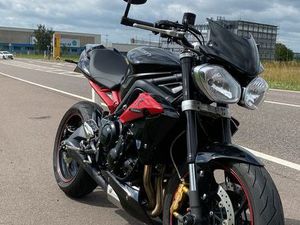 TRIUMPH STREET TRIPLE R 2013 – SUPERBE ÉTAT – VENTE OU ÉCHANGE CONTRE VOITURE