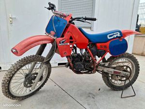 HONDA 125 CR 1984■EN BON ÉTAT, MANQUE COLLECTEUR ET CARTER D'EMBRAYAGE POMPE À EAU.■VISIBLE SUR PHOTO.■N'A PAS TOURNÉ DEPUIS PLUSIEURS ANNÉES MAIS À DE LA COMPR