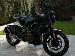 HUSQVARNA SVARTPILEN 401 (2023) – WIE NEU / 360KM /AKRA/ ZUBEHÖR