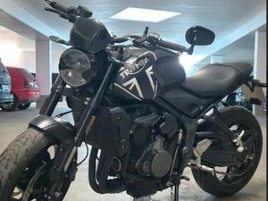 TRIUMPH TRIDENT 660 BLACK/TIEFER/VIELE EXTRAS