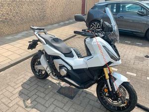 ② HONDA X ADV 750 DCT 2025 MET WEINIG KILOMETERS
