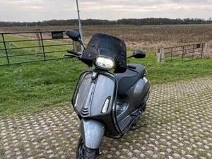 VESPA SPRINT S PORSCHE AGAAT GRIJS 2025! -FULL OPTION-BROM — SCOOTERS | VESPA — MARKTPLAATS