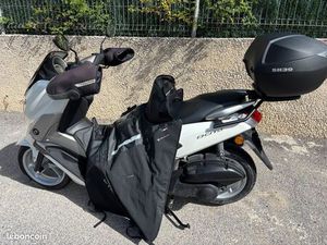 SCOOTER 125 MBK OCITO (YAMAHA NMAX) – 3 190 KM – EXCELLENT ÉTAT – ÉQUIPÉ (TOP CASE, MANCHONS, JUPE)