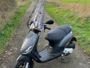 PIAGGIO ZIP S TITANIO SCOOTER 2022 - 4500KM — SCOOTERS | PIAGGIO — MARKTPLAATS