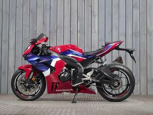 ② CBR1000RR