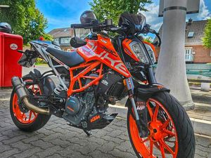 KTM DUKE 390 VIEL ZUBEHÖR.