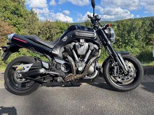 YAMAHA MT01 SCHÖNHEIT UND KRAFT PUR IN SCHWARZ