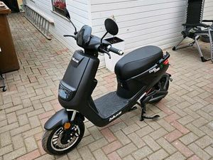 VERKAUFE E ROLLER . NEUWERTIG