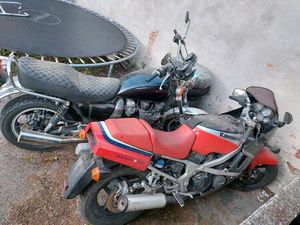 2 MOTORRÄDER KAWASAKI