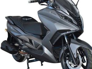 VERKAUFT WIRD EIN 125 ER ROLLER MIT 17,5 PS DER KAUM GEFAHREN IST