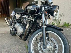 TRIUMPH THRUXTON 900