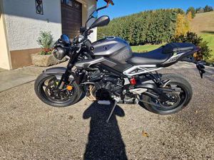 TRIUMPH STREET TRIPLE 765 765 R GRAU