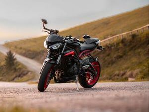 TRIUMPH STREET TRIPLE 765 RS – 2022 – 7 500 KM – ÉTAT IRRÉPROCHABLE