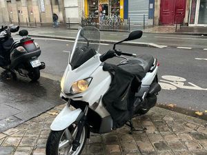 YAMAHA XMAX 125 TRÈS PROPRE