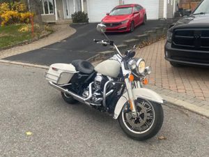 HARLEY DAVIDSON ROADKING POLICEPACK 2015 AVEC SEULEMENT 40000 KM
