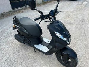 VENDS SCOOTER PEUGEOT STREETZONE EXCELLENT ÉTAT