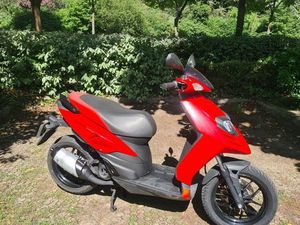 APRILIA SR MOTARD 50 2TEMPS (IDENTIQUE PIAGGIO TYPHOON)