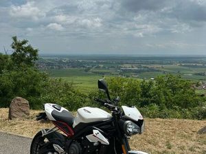 MOTO TRIUMPH STREET TRIPLE R 765