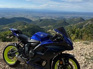 YAMAHA R7