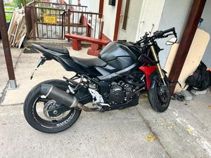 SUZUKI GSR 750