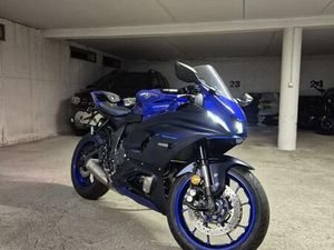 YAMAHA R7