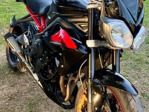 MOTO TRIUMPH STREET TRIPLE 675 R