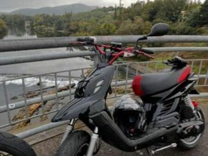 SCOOTER NAKED 50 CM³ – BON ÉTAT, NOMBREUSES PIÈCES NEUVES, CT OK