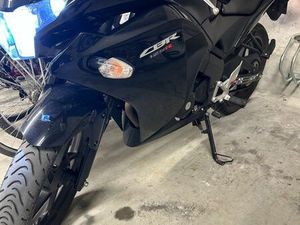 HONDA CBR 125 R – 2011 – TRÈS BON ÉTAT – IDÉALE POUR DÉBUTER OU SE DÉPLACER AU QUOTIDIEN