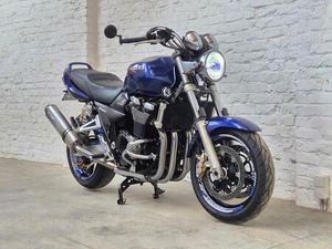 ② SUZUKI GSX 1400 GSX1400 « LA MOTO MUSCULAIRE » @MOTOMOBILIA