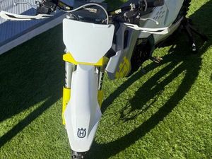 MOTO CROSS HUSQUVARNA