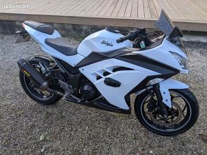 KAWAZAKI NINJA 300