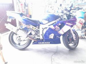 YAMAHA R6